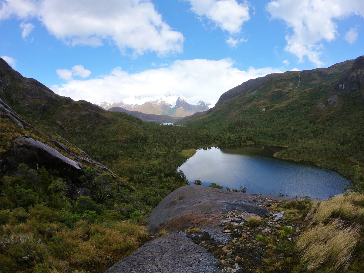 Trekking Sendero Kawésqar Vista hacia el Fiordo de las Montañas