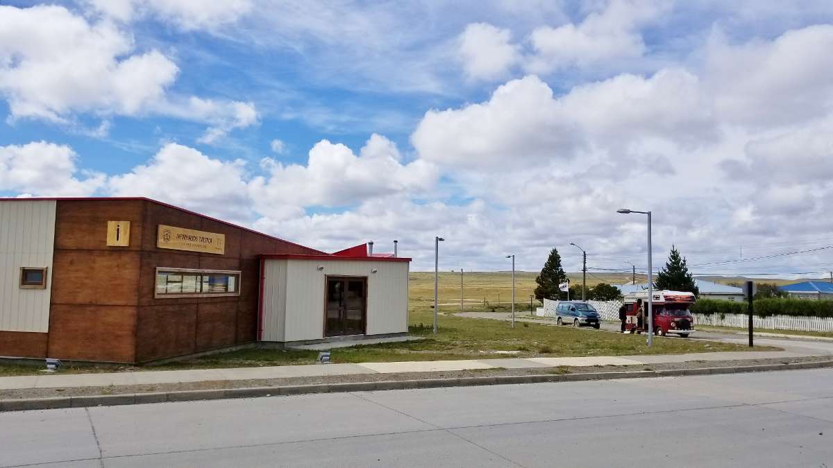 Información turística, Cerro Sombrero, con baños y duchas públicos